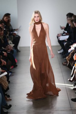 Pamella Roland defile