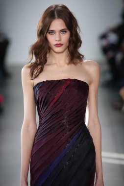 Pamella Roland defile