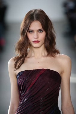 Pamella Roland defile