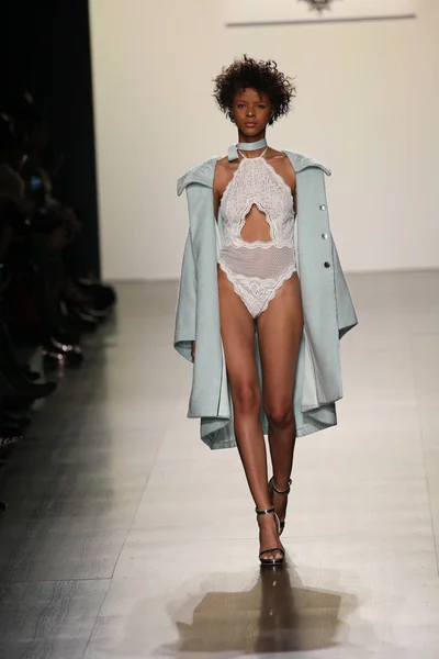 Tenké lano návlečné kolekce během New York Fashion Week — Stock fotografie