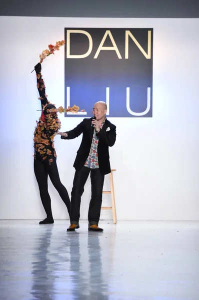 Designer dan liu und eine Tänzerin treten auf — Stockfoto