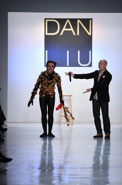 Designer Dan Liu and a dancer perform — Stock Photo, Image