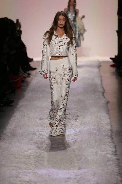 Jeremy Scott gösteri 