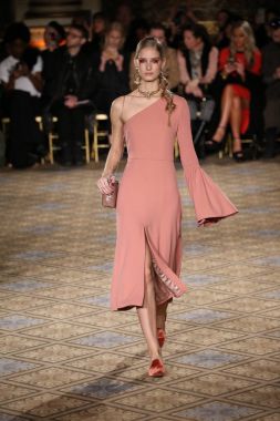  Christian Siriano koleksiyonu 