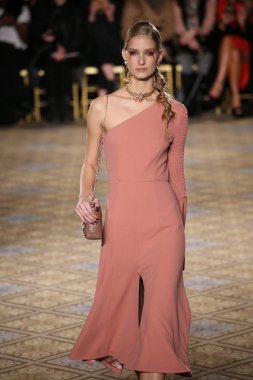  Christian Siriano koleksiyonu 