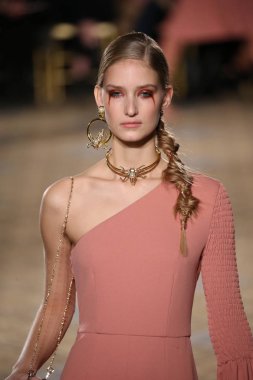  Christian Siriano koleksiyonu 