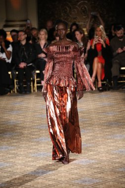  Christian Siriano koleksiyonu 