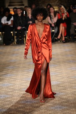  Christian Siriano koleksiyonu 