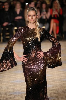 Karolina Kurkova pist yürür