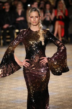 Karolina Kurkova pist yürür