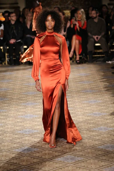  Christian Siriano koleksiyonu 