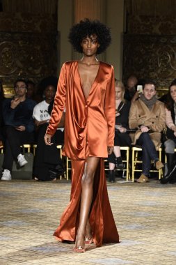  Christian Siriano koleksiyonu