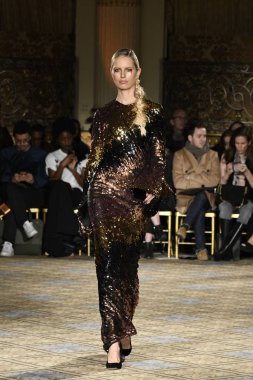 Karolina Kurkova pist yürür