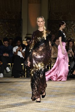 Karolina Kurkova pist yürür