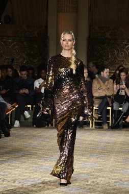 Karolina Kurkova pist yürür