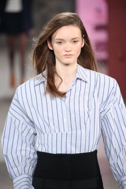  Tibi defile 