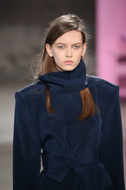  Tibi defile 