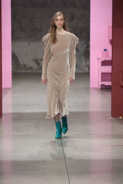  Tibi defile 