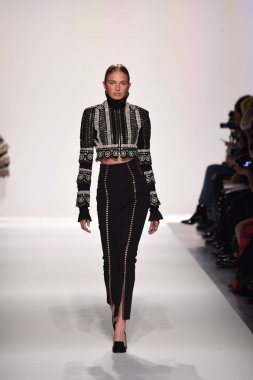  Jonathan Simkhai koleksiyonu 