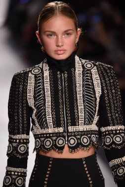  Jonathan Simkhai koleksiyonu 