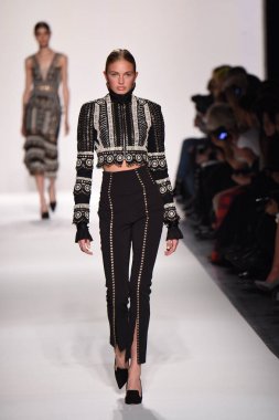  Jonathan Simkhai koleksiyonu 