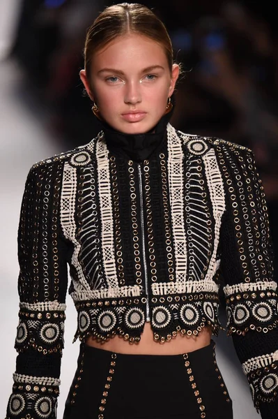  Jonathan Simkhai koleksiyonu 