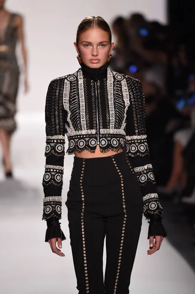  Jonathan Simkhai koleksiyonu 