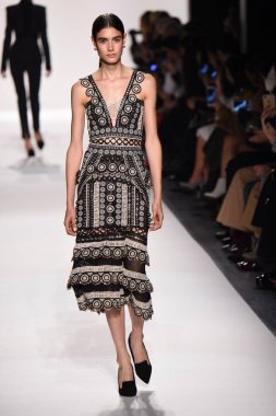  Jonathan Simkhai koleksiyonu 