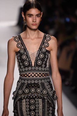  Jonathan Simkhai koleksiyonu 