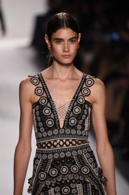  Jonathan Simkhai koleksiyonu 