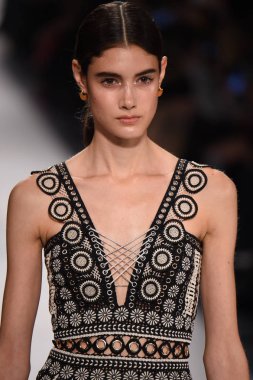  Jonathan Simkhai koleksiyonu 