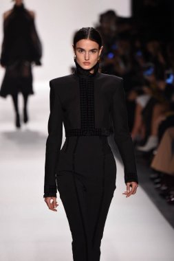  Jonathan Simkhai koleksiyonu 