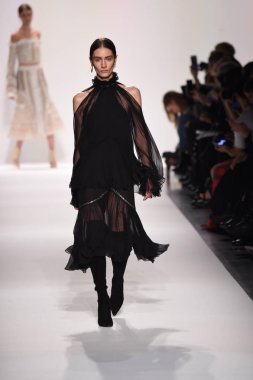  Jonathan Simkhai koleksiyonu 