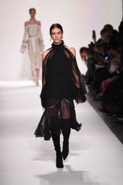  Jonathan Simkhai koleksiyonu 