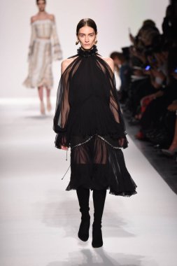  Jonathan Simkhai koleksiyonu 