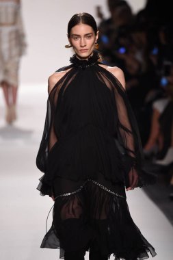  Jonathan Simkhai koleksiyonu 