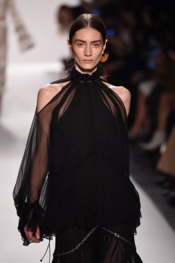  Jonathan Simkhai koleksiyonu 