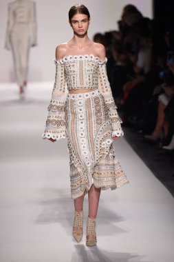  Jonathan Simkhai koleksiyonu 