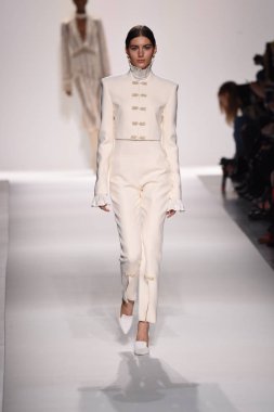  Jonathan Simkhai koleksiyonu 