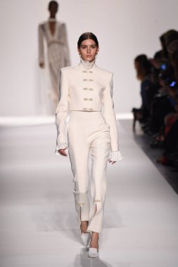  Jonathan Simkhai koleksiyonu 