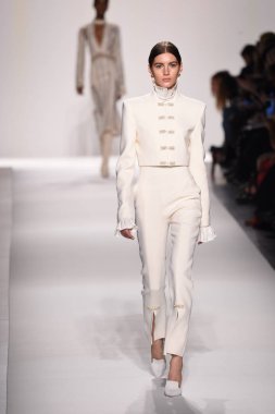  Jonathan Simkhai koleksiyonu 