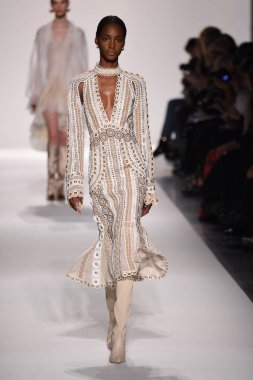  Jonathan Simkhai koleksiyonu 