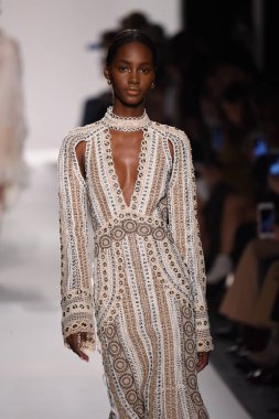  Jonathan Simkhai koleksiyonu 