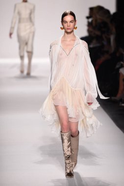  Jonathan Simkhai koleksiyonu 