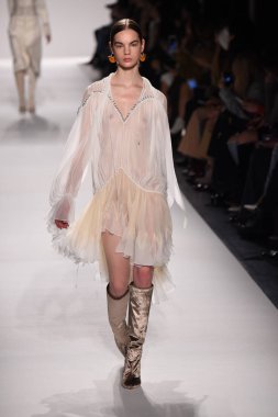  Jonathan Simkhai koleksiyonu 