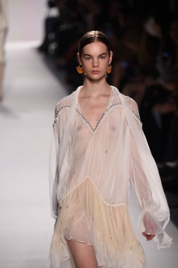  Jonathan Simkhai koleksiyonu 