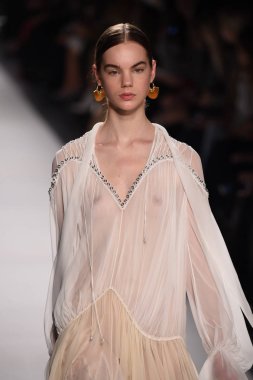  Jonathan Simkhai koleksiyonu 