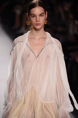  Jonathan Simkhai koleksiyonu 