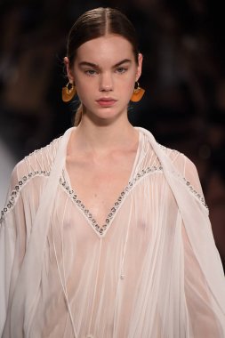  Jonathan Simkhai koleksiyonu 