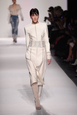  Jonathan Simkhai koleksiyonu 